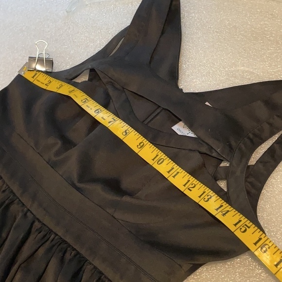 Black satin like dress with cutout size small from envy couture - Picture 9 of 10